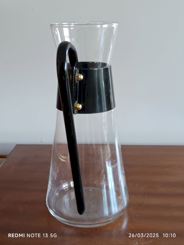 carafe verre vintage poignée en métal noire 
