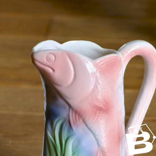 Carafe vintage en barbotine poisson colorée