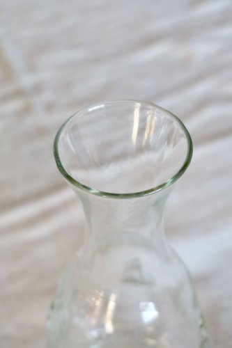 Carafe vintage en verre à motifs abeille en relief