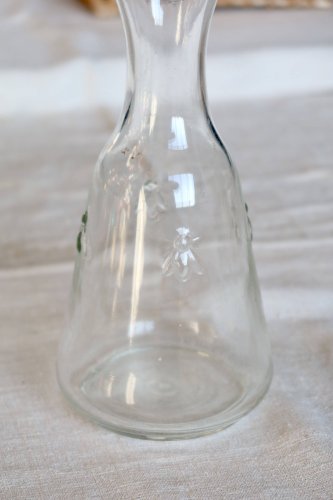 Carafe vintage en verre à motifs abeille en relief