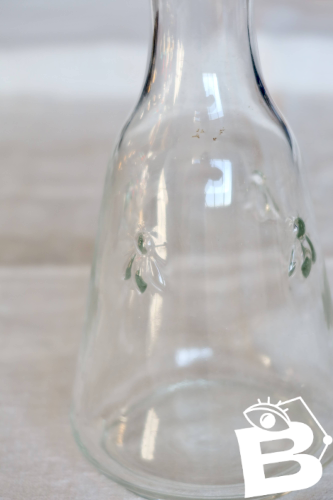 Carafe vintage en verre à motifs abeille en relief