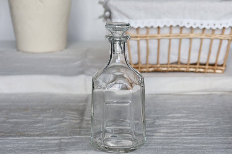 Carafe vintage en verre avec bouchon