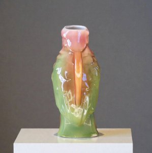 Carafe zoomorphe Poet Laval en barbotine perroquet