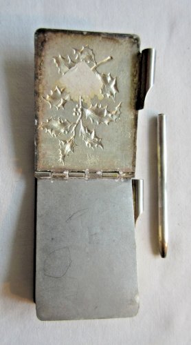 Carnet de bal Art Nouveau + crayon, métal argenté, décor Houx, Fleurs, Acanthes