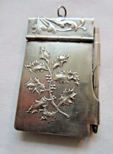 Carnet de bal Art Nouveau + crayon, métal argenté, décor Houx, Fleurs, Acanthes