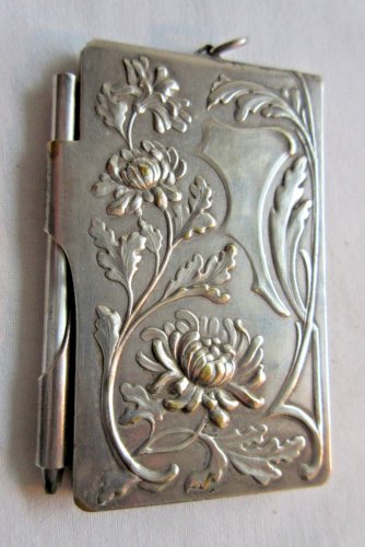 Carnet de bal Art Nouveau + crayon, métal argenté, décor Houx, Fleurs, Acanthes