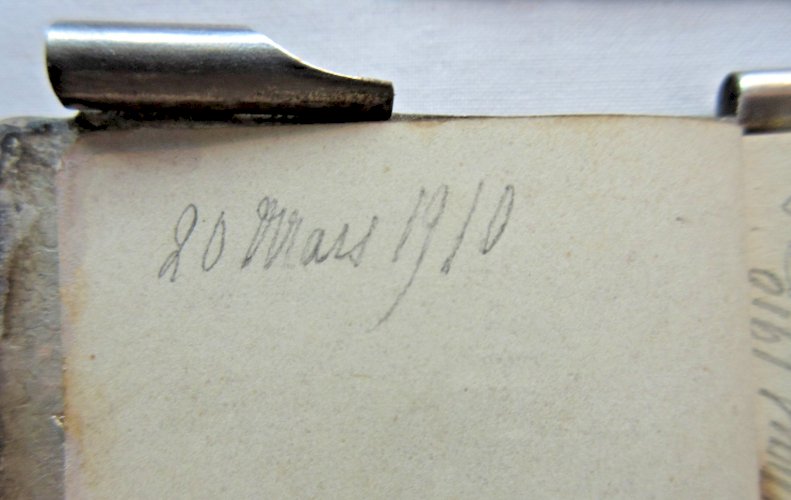 Carnet de bal Art Nouveau + crayon, métal argenté, décor Houx, Fleurs, Acanthes