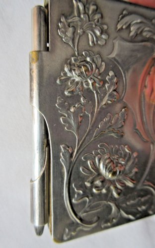 Carnet de bal Art Nouveau + crayon, métal argenté, décor Houx, Fleurs, Acanthes