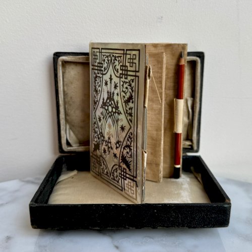 Carnet de bal monogrammé en nacre et marqueterie dans son coffret XIXe M3785