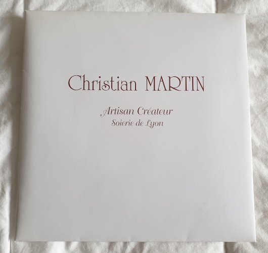 Carré de mousseline de soie Christian Martin bleu dans sa pochette d'origine