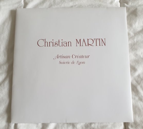 Carré de mousseline de soie Christian Martin signé neuf dans sa pochette d'origine peint à la main