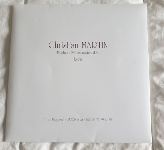 Carré de soie Christian Martin neuf dans sa pochette d'origine motifs coquillages