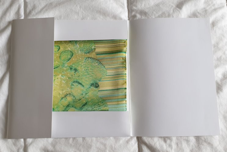 Carré de soie Christian Martin neuf dans sa pochette d'origine motifs coquillages
