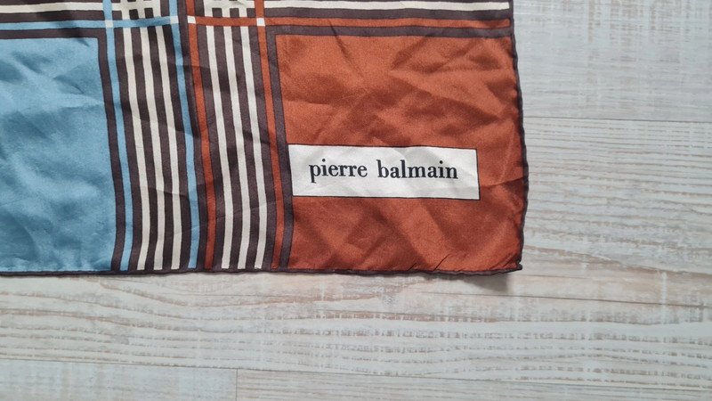 Carré  Pierre  Balmain