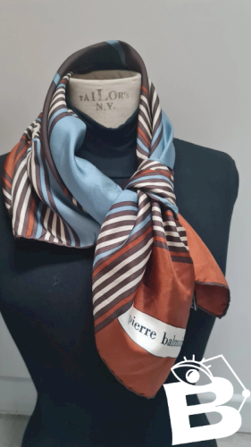 Carré  Pierre  Balmain