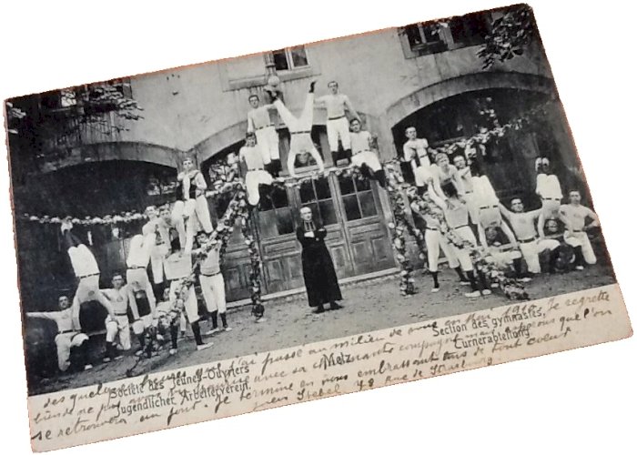 Carte postale ancienne  Metz (Moselle) Société des Jeunes-Ouvriers  Section des Gymnastes
