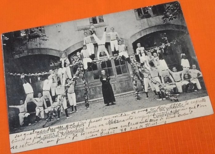 Carte postale ancienne  Metz (Moselle) Société des Jeunes-Ouvriers  Section des Gymnastes