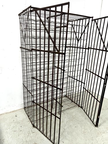 Casier a bouteille en fer forgé a double portes XX siècle