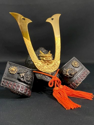 Casque de Samouraï kabuto Gendai en bronze avec Kuwagata-dai et sujibachi Japon