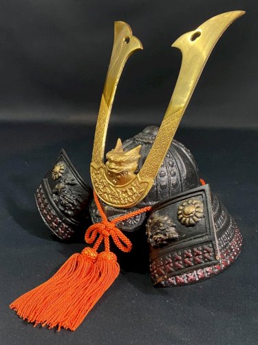 Casque de Samouraï kabuto Gendai en bronze avec Kuwagata-dai et sujibachi Japon