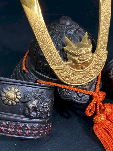 Casque de Samouraï kabuto Gendai en bronze avec Kuwagata-dai et sujibachi Japon