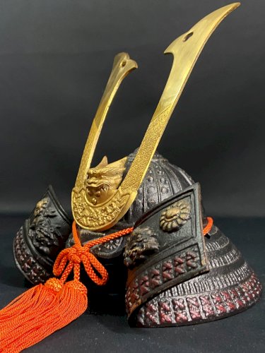 Casque de Samouraï kabuto Gendai en bronze avec Kuwagata-dai et sujibachi Japon