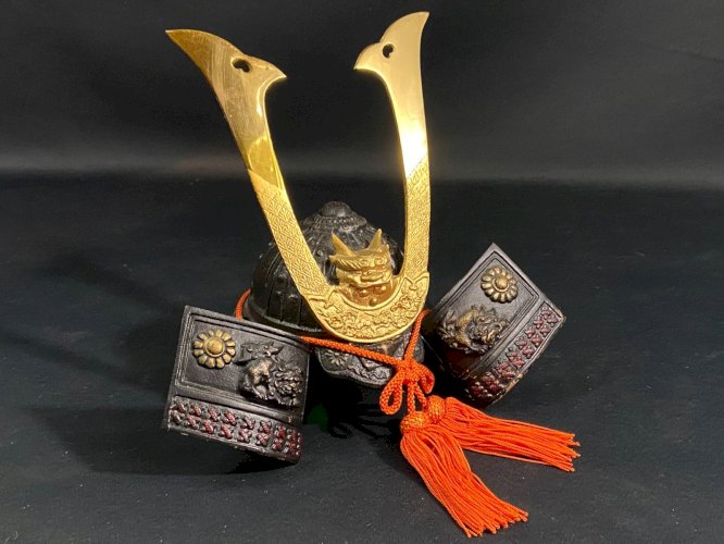 Casque de Samouraï kabuto Gendai en bronze avec Kuwagata-dai et sujibachi Japon