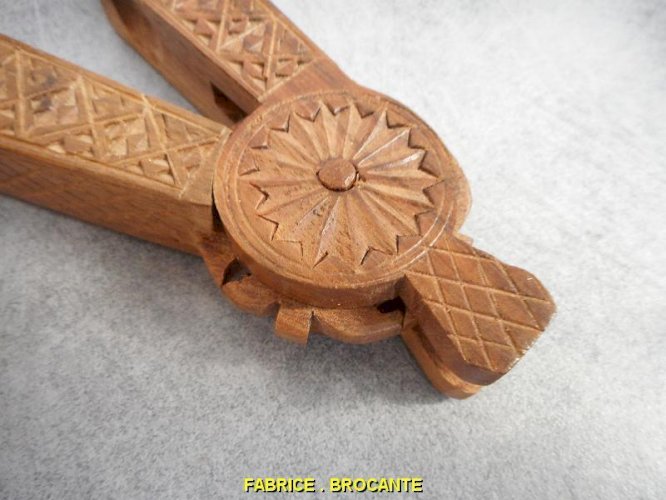 CASSE NOIX OU NOISETTES EN BOIS
