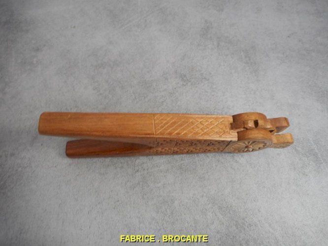 CASSE NOIX OU NOISETTES EN BOIS