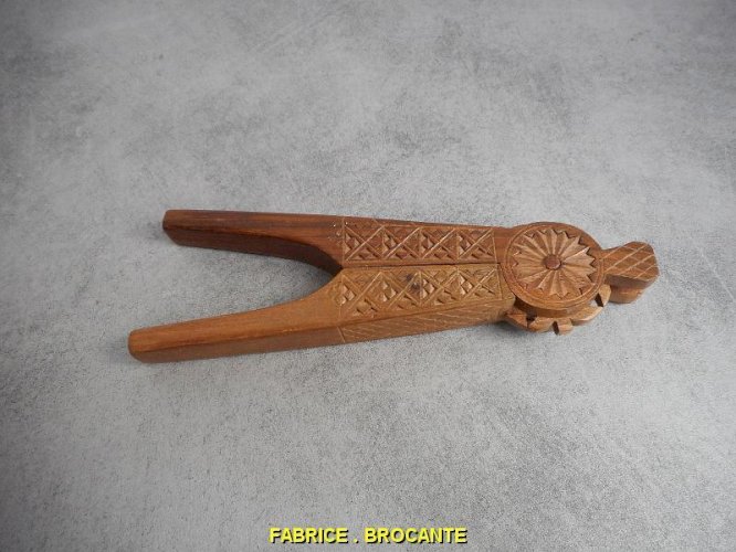 CASSE NOIX OU NOISETTES EN BOIS
