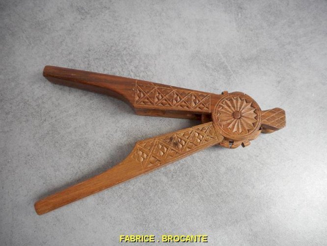 CASSE NOIX OU NOISETTES EN BOIS