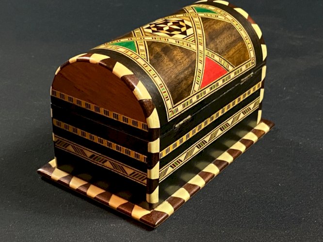 Cassone coffret bombé syrien à décor marqueté Syrie