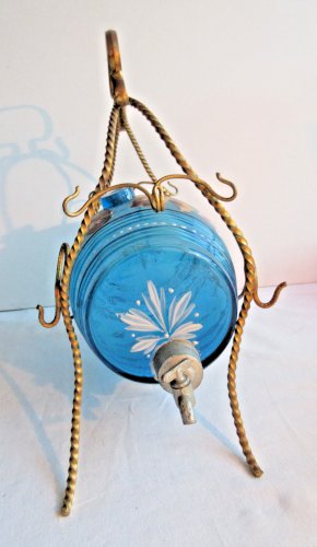 Cave à liqueur Napoléon III, 1 tonneau en verre bleu émaillé, armature laiton