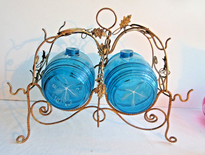 Cave à liqueur Napoléon III, 2 tonneaux verre bleu émaillé, armature laiton