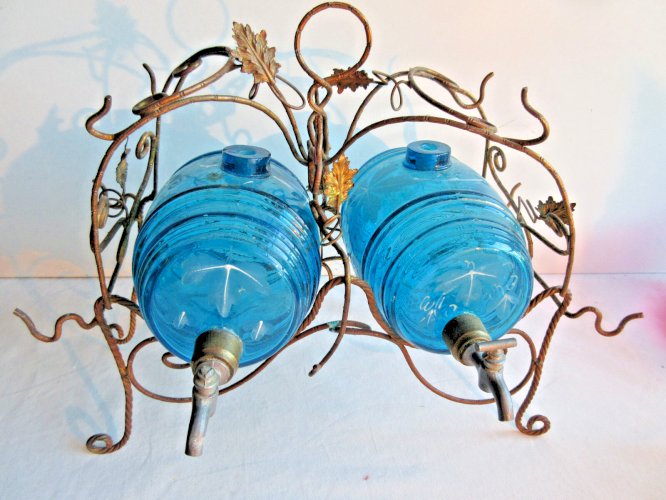 Cave à liqueur Napoléon III, 2 tonneaux verre bleu émaillé, armature laiton