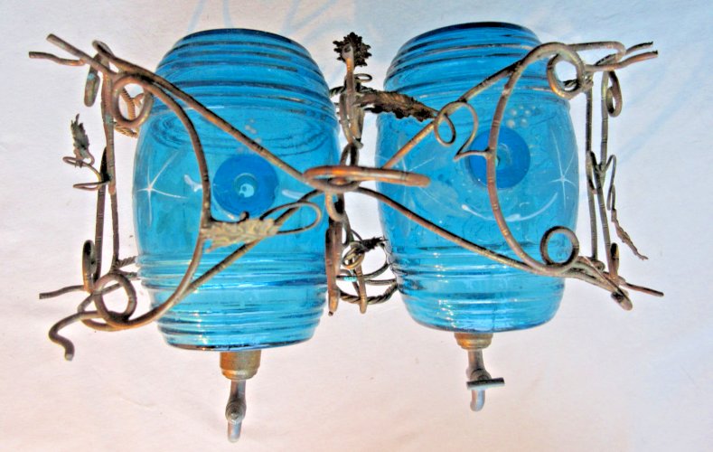 Cave à liqueur Napoléon III, 2 tonneaux verre bleu émaillé, armature laiton