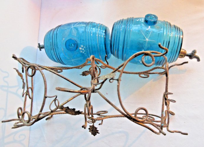 Cave à liqueur Napoléon III, 2 tonneaux verre bleu émaillé, armature laiton
