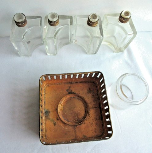 Cave à parfums Napoléon III, 5 verres et armature en laiton