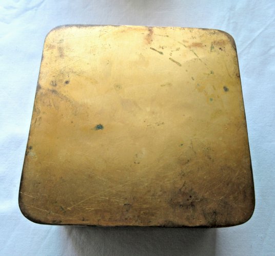 Cave à parfums Napoléon III, 5 verres et armature en laiton