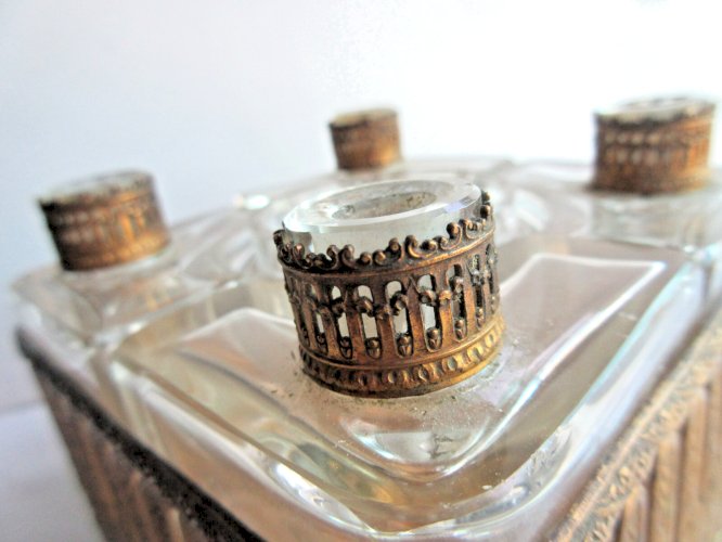 Cave à parfums Napoléon III, 5 verres et armature en laiton