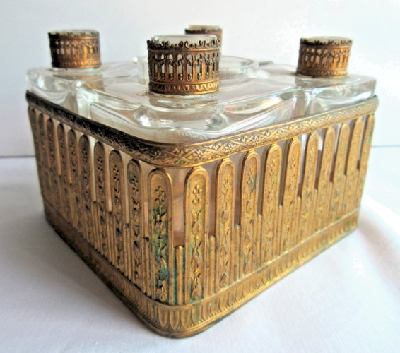 Cave à parfums Napoléon III, 5 verres et armature en laiton