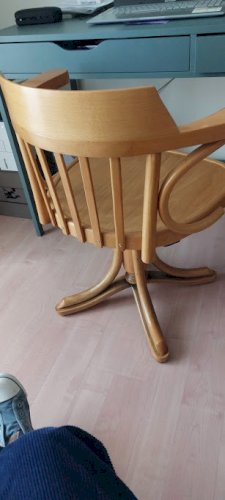 CChaise de bistrot en bois clair pivotante styla Baumann