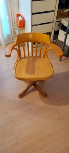CChaise de bistrot en bois clair pivotante styla Baumann