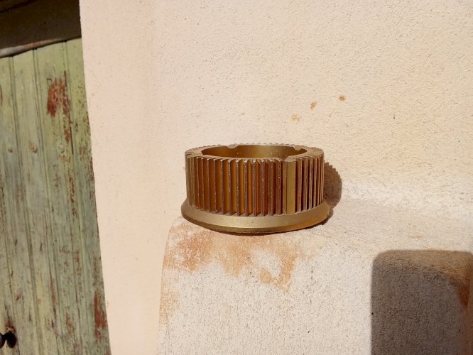 Cendrier à ailettes en métal 