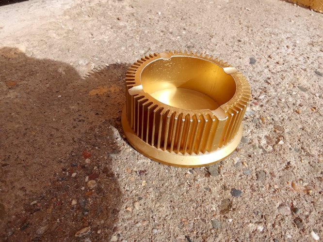 Cendrier à ailettes en métal 