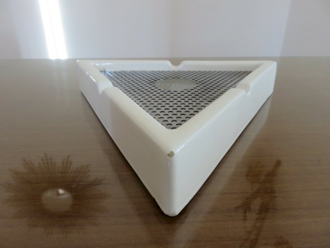 CENDRIER AXIS JUMA CERAMIQUE ET METAL PERFORE ESPAGNE CATALOGNE 1980 MEMPHIS 