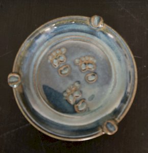 cendrier en grés  à décor de traces de pieds avec signature à définir  artisanat