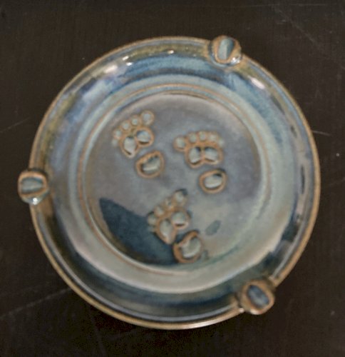 cendrier en grés  à décor de traces de pieds avec signature à définir  artisanat