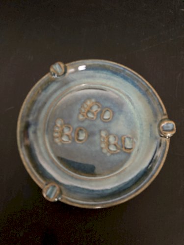 cendrier en grés  à décor de traces de pieds avec signature à définir  artisanat