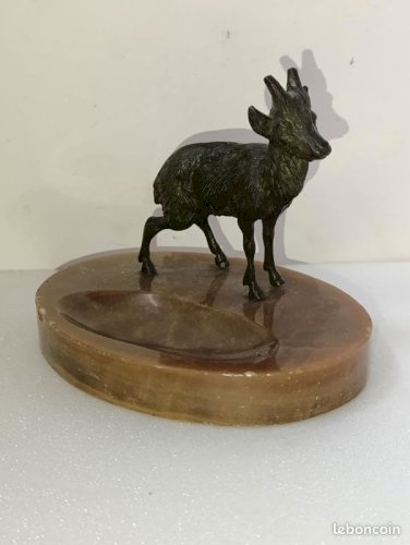 Cendrier en marbre avec statuette de chevreuil en bronze typique Pierre jules Mene en etat correct (made in chiner)